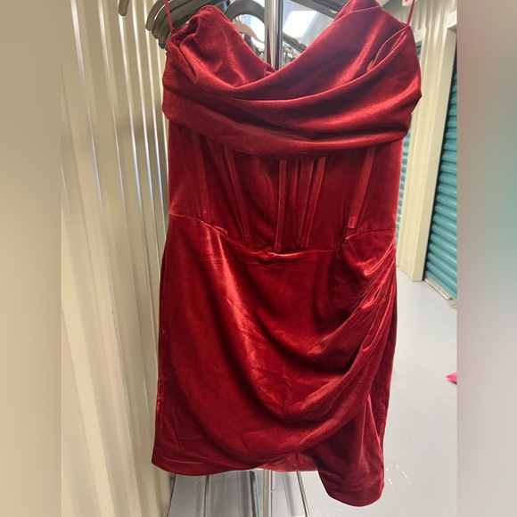 NWT Bardot CLAUDETTE MINI DRESS in rust - velvet maroon - Medium - Picture 10 of 11